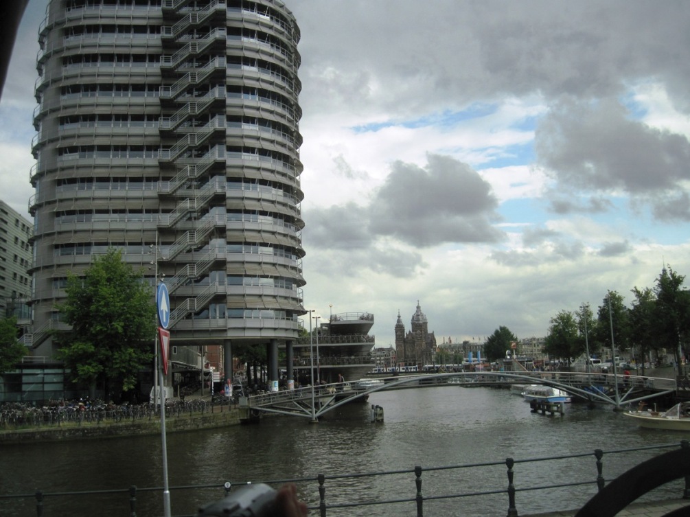 2-Amsterdam- Visuale della città e in primo piano un grande hotel